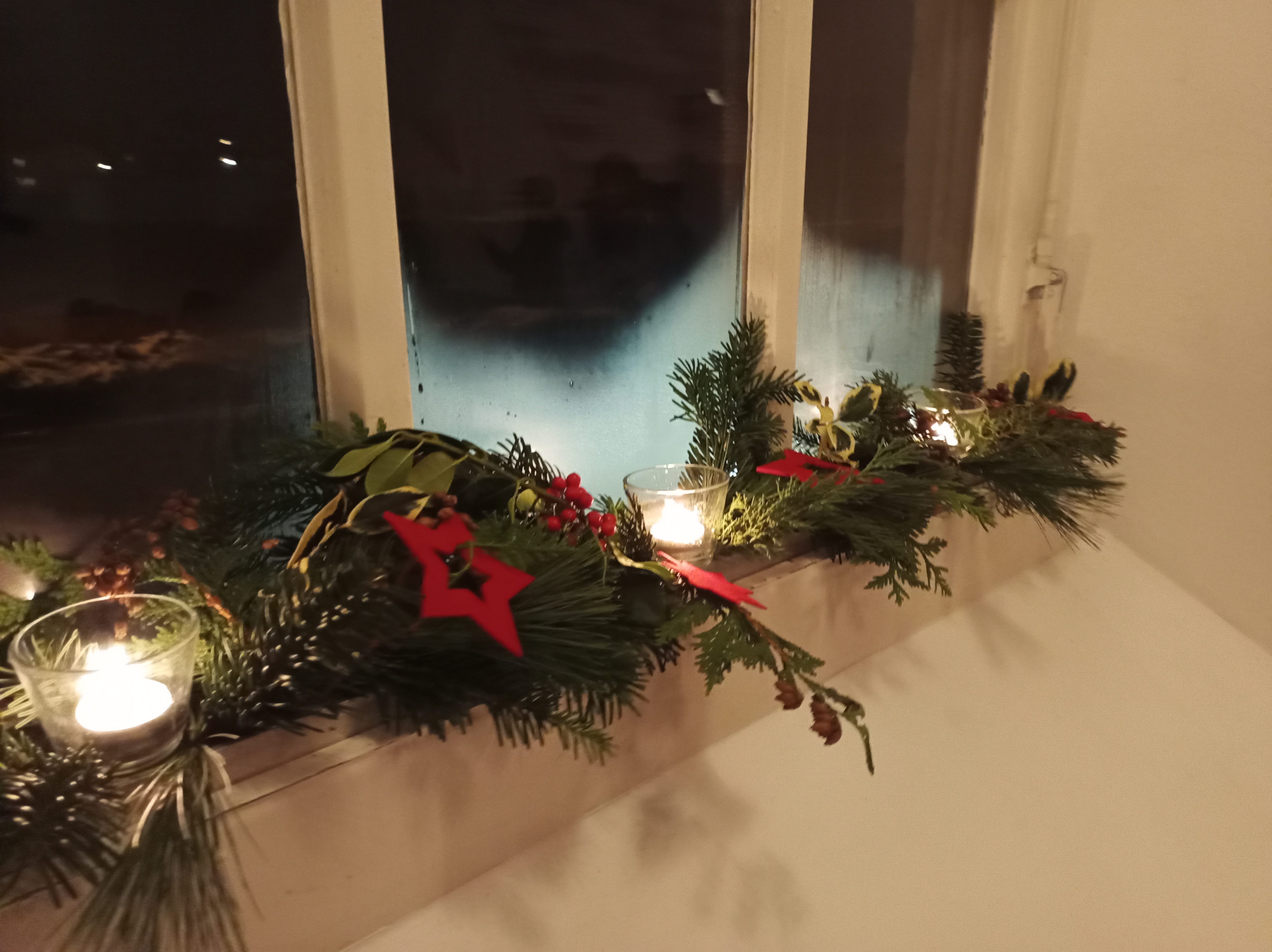 weihnachtlich Geschmücktes Fenster der Nikolauskirche von innen